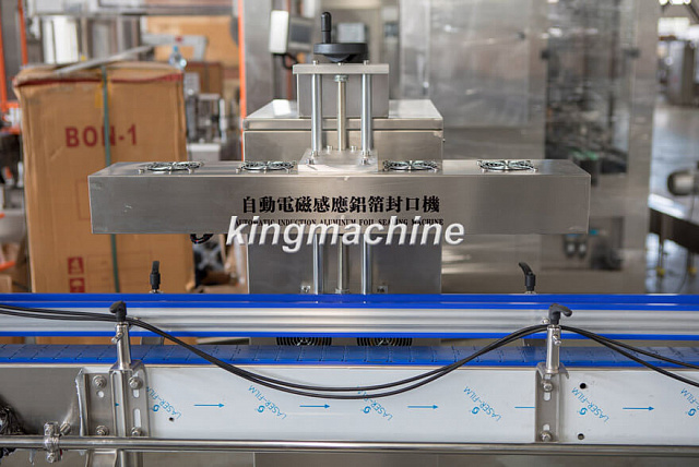Автоматический индукционный запайщик горловины пластиковой или стеклянной тары полимерно-металлизированным вкладышем. Модель - GLF-2300