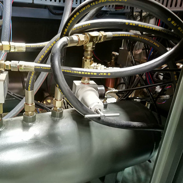 Автоматическая полостно-выдувная формовочная машина с ручной загрузкой преформ. Модель: KM-5L-1