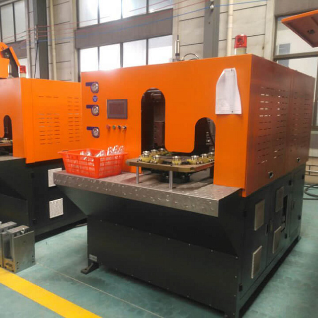 Автоматическая полостно-выдувная формовочная машина с ручной загрузкой преформ. Модель: KM-5L-1