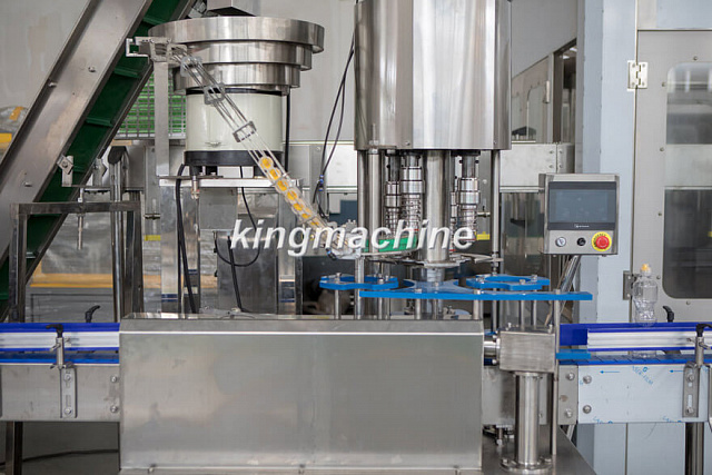 Автоматическая машина для винтовой укупорки спортивных колпачков