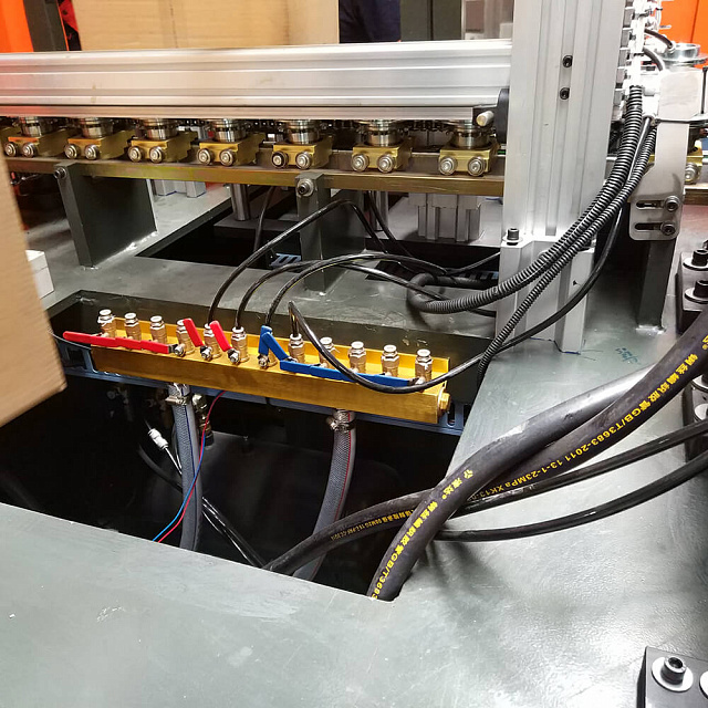 Автоматическая полостно-выдувная формовочная машина с ручной загрузкой преформ. Модель: KM-5L-1