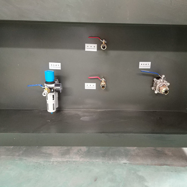 Автоматическая полостно-выдувная формовочная машина с ручной загрузкой преформ. Модель: KM-5L-1