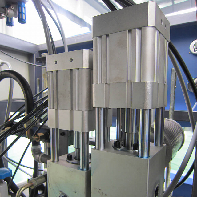 Полуавтоматическая машина для выдувания бутылок MG-SA4