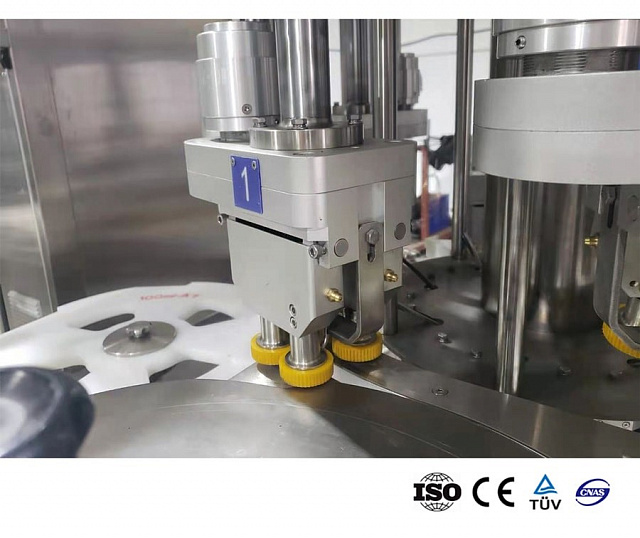 Полностью автоматическая машина для укупорки бутылок крышкой с дозатором