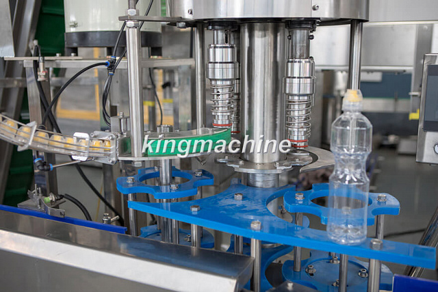 Автоматическая машина для винтовой укупорки спортивных колпачков