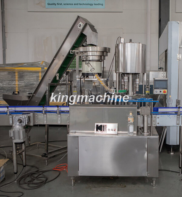 Автоматическая машина для винтовой укупорки спортивных колпачков